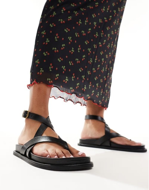 ‌Stylish leather strappy sandal in black