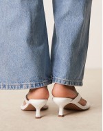 Hawaii toe thong kitten heeled sandals in white